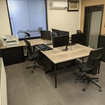 Bureau-opstelling met tafel en vergaderdruppel