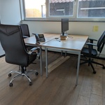 Werkplekopstelling met kast en nostalgisch bureau