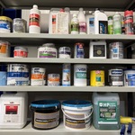 Ca. 33x Diversen w.o. betoncirestuc, isoleermiddel, matlak, primer, W.