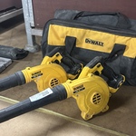 2x Accublazer 18V, 1x tas DeWalt, DCV100