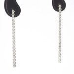 Witgouden oorhangers met een rij aan natuurlijke diamanten