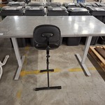 Werktafel met RVS blad, in hoogte verstelbaar