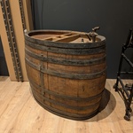 Oude houten opslag- en rijpingsvat met kraan