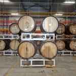 11x Houten opslag- en rijpingsvat voor moutwijn op bok