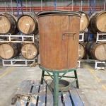 Antieke koperen drankvat op metalen onderstel