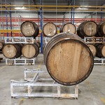 Grote houten opslag- en rijpingsvat op bok