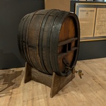 Oude houten opslag- en rijpingsvat op bok