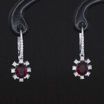 Witgouden oorbellen met diamanten en robijnen