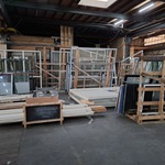 Grote partij kunststof kozijnen, deuren en puien