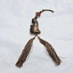 Antieke netsuke houten figurine met paarse jade