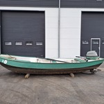 Stalen vlet met buitenboordmotor