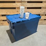 (NS materiaal) ca. 16x distributiebak met herbruikbare koffiebekers, C