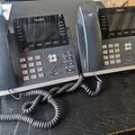 Diverse monitoren en telefoonsets