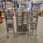 3x Regaalwagen met ca. 40x gastronoom bakken met deksel