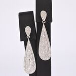 Witgouden oorhanger vol met diamanten