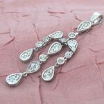 Witgouden hanger in bijzonder design met diamanten