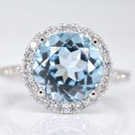 Witgouden entourage ring met een natuurlijke geslepen topaas