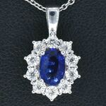 Witgouden entourage hanger met diamanten en saffier, excl. ketting