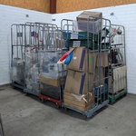 8x Rolcontainer gevuld met diverse kantoor en magazijn goederen