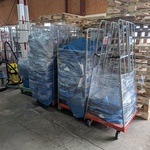 Partij koeltassen gevuld met lege glazen flessen