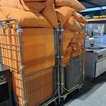 2x Rolcontainer met grijs/oranje bankkussens, O.a Sateliet