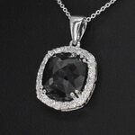 Witgouden hanger met diamanten en een zwarte diamant (enhanced) van 4.