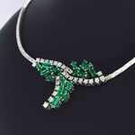 Witgouden collier met diamanten en smaragden