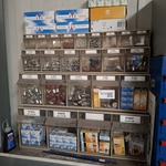 Stelling met assortiment lampen