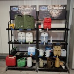 2x Stelling met  , diverse vloeistoffen en smeermiddelen