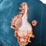 Zeeschelp hanger met roségouden plating