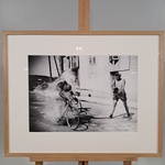 Afbeelding in lijst, Een toeschouwer zorgt bij de Tour de France voor