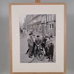 Afbeelding in lijst, Louis Van Paridon, Nozems bij een bromfiets (‘bui