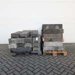 Partij betonnen- en kunststof bouwhekvoeten, o.a. HERAS & MOBI