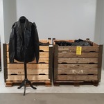 Partij lederen jassen en broeken