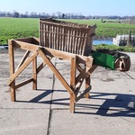 Aardappelsorteerder met rieten mand