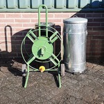 Nostalgische slangenhaspel, pedaalemmer en asbak