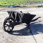 Nostalgische kruiwagen met waterpomp