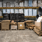 9x Pallet met verzenddozen, diverse afmetingen