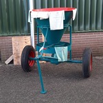 Nostalgische kunstmeststrooier