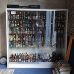 Vitrinekast met miniatuur drankflesjes