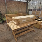 Houten tafel met 4x bank Talen