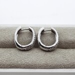 Paar witgouden creolen met pavé gezet briljant, 18 karaats