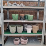 Partij bloempotten en beelden o.a. TS Collection, Endersen