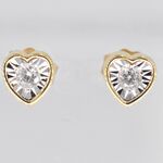 Gouden oorbellen met een briljant geslepen diamant in hartvorm