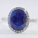 Witgouden entourage ring met diamanten en saffier