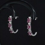 Witgouden oorbellen met diamanten en robijn