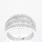 Witgouden ring met briljant en baguettes diamanten