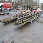 Partij houten balken en palen in 2x transportbok