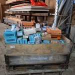 Palletbox met divers ijzerwaar en verfrestanten