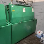 Stalen olietank in lekbak